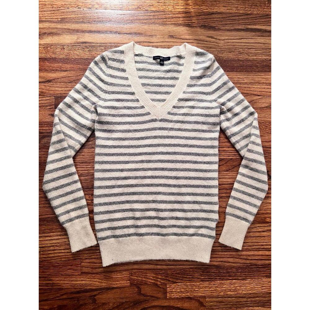 GAP Women’s Fitted Striped Sweater, Grey & White (XS)